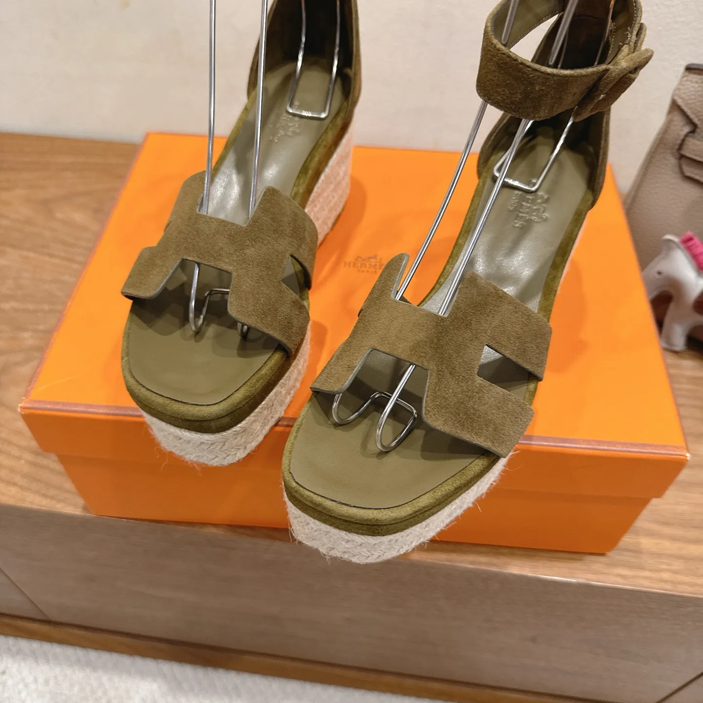 👟👟Ex-factory price 720👟👟 Hermes... a Eclair 2025 new color + popular series, the version is super positive, with a certain thickness, which makes the legs longer! Breathable, comfortable calfskin, spring and summer color matching, this item is both beautiful and comfortable! Channel supply code size: 35-39 can be ordered as 40.41 with airplane box ➕20